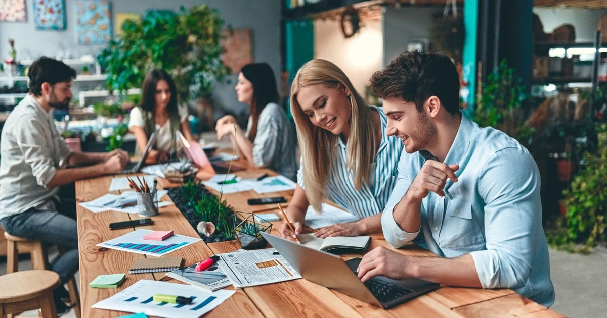 Resilienz durch Digitalisierung – die „Fit for the Future“- Studie Teaser Junge Leute besprechen Ideen in einem modernen Büro