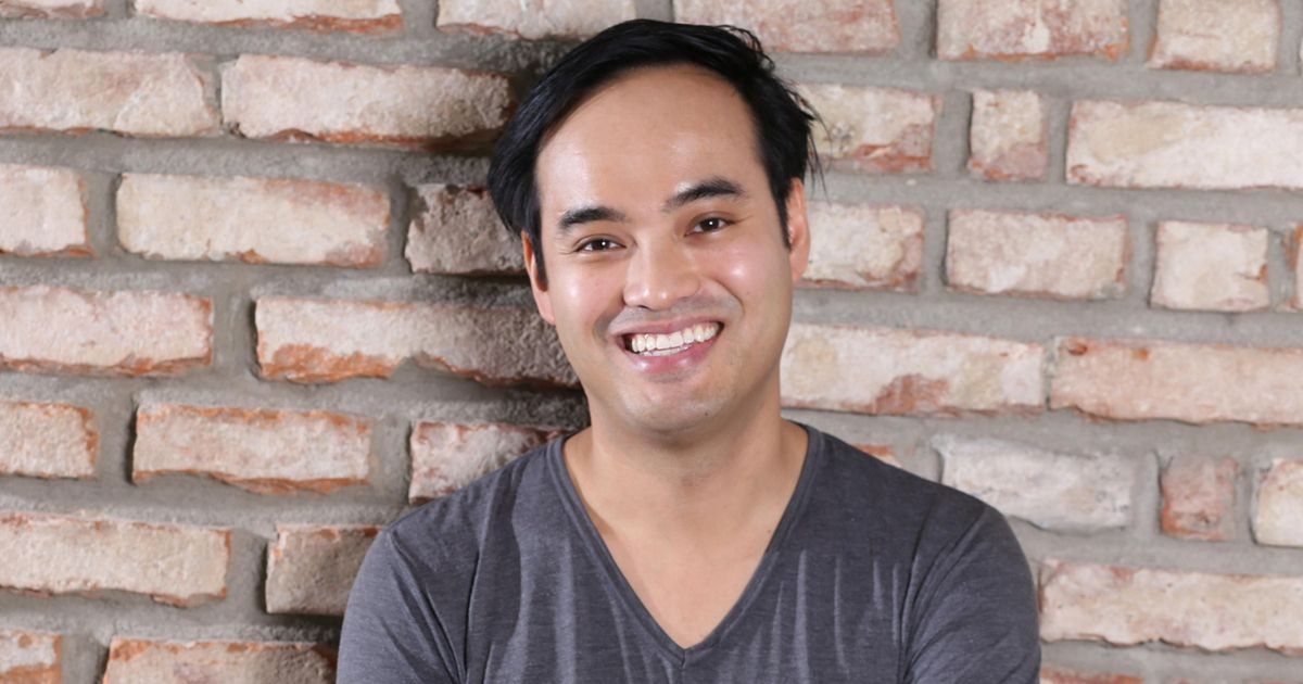 Dr. Teo Pham über das Metaverse und Influencer-Marketing Dr. Teo Pham vor einer roten Backsteinmauer
