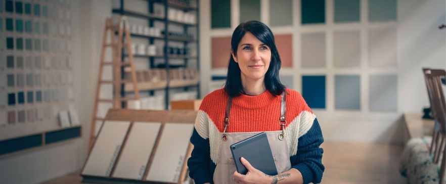 Junge Frau ist im Verband tätig
